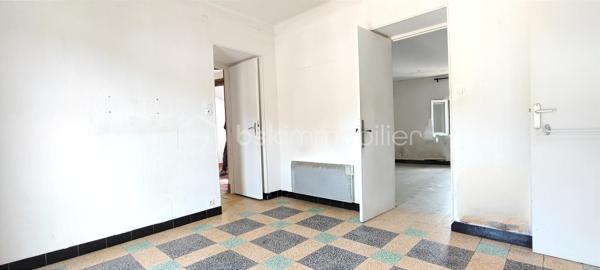 Opportunité à ne pas manquer avec Olivier BSK IMMOBILIER au O7 66 64 82 3O! Idéalement situé à Lodève, à proximité des entrées/sorties d'autoroute et des commodités, découvrez un appartement de 66 m² offrant des espaces généreux à rafraichir. Idéal pour investissement locatif. DPE: D

Lumineux et chaleureux, le salon spacieux de 24 m² est sublimé par des poutres apparentes, créant une atmosphère accueillante. 
La partie nuit se compose de deux chambres confortables de 12,5 m² et 17 m² respectivement.
La salle d'eau de 2,7 m² et les toilettes indépendants de 0,87 m² ajoutent une touche de modernité à cet espace. 
Vue sur les montagnes.

Ne tardez pas à me contacter au O76664823O pour organiser une visite dès maintenant.