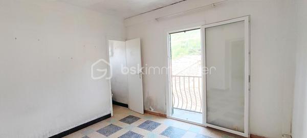Opportunité à ne pas manquer avec Olivier BSK IMMOBILIER au O7 66 64 82 3O! Idéalement situé à Lodève, à proximité des entrées/sorties d'autoroute et des commodités, découvrez un appartement de 66 m² offrant des espaces généreux à rafraichir. Idéal pour investissement locatif. DPE: D

Lumineux et chaleureux, le salon spacieux de 24 m² est sublimé par des poutres apparentes, créant une atmosphère accueillante. 
La partie nuit se compose de deux chambres confortables de 12,5 m² et 17 m² respectivement.
La salle d'eau de 2,7 m² et les toilettes indépendants de 0,87 m² ajoutent une touche de modernité à cet espace. 
Vue sur les montagnes.

Ne tardez pas à me contacter au O76664823O pour organiser une visite dès maintenant.