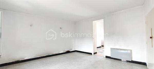 Opportunité à ne pas manquer avec Olivier BSK IMMOBILIER au O7 66 64 82 3O! Idéalement situé à Lodève, à proximité des entrées/sorties d'autoroute et des commodités, découvrez un appartement de 66 m² offrant des espaces généreux à rafraichir. Idéal pour investissement locatif. DPE: D

Lumineux et chaleureux, le salon spacieux de 24 m² est sublimé par des poutres apparentes, créant une atmosphère accueillante. 
La partie nuit se compose de deux chambres confortables de 12,5 m² et 17 m² respectivement.
La salle d'eau de 2,7 m² et les toilettes indépendants de 0,87 m² ajoutent une touche de modernité à cet espace. 
Vue sur les montagnes.

Ne tardez pas à me contacter au O76664823O pour organiser une visite dès maintenant.