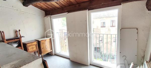 Opportunité à ne pas manquer avec Olivier BSK IMMOBILIER au O7 66 64 82 3O! Idéalement situé à Lodève, à proximité des entrées/sorties d'autoroute et des commodités, découvrez un appartement de 66 m² offrant des espaces généreux à rafraichir. Idéal pour investissement locatif. DPE: D

Lumineux et chaleureux, le salon spacieux de 24 m² est sublimé par des poutres apparentes, créant une atmosphère accueillante. 
La partie nuit se compose de deux chambres confortables de 12,5 m² et 17 m² respectivement.
La salle d'eau de 2,7 m² et les toilettes indépendants de 0,87 m² ajoutent une touche de modernité à cet espace. 
Vue sur les montagnes.

Ne tardez pas à me contacter au O76664823O pour organiser une visite dès maintenant.