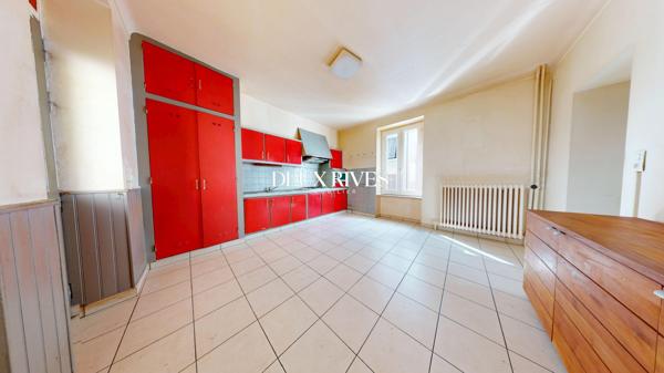 Maison de caractère avec dépendance et potentiel de terrasse plein sud