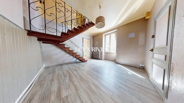 Maison de caractère avec dépendance et potentiel de terrasse plein sud