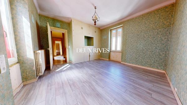Maison de caractère avec dépendance et potentiel de terrasse plein sud