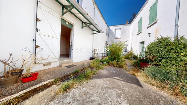 Maison de caractère avec dépendance et potentiel de terrasse plein sud