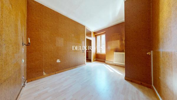 Maison de caractère avec dépendance et potentiel de terrasse plein sud