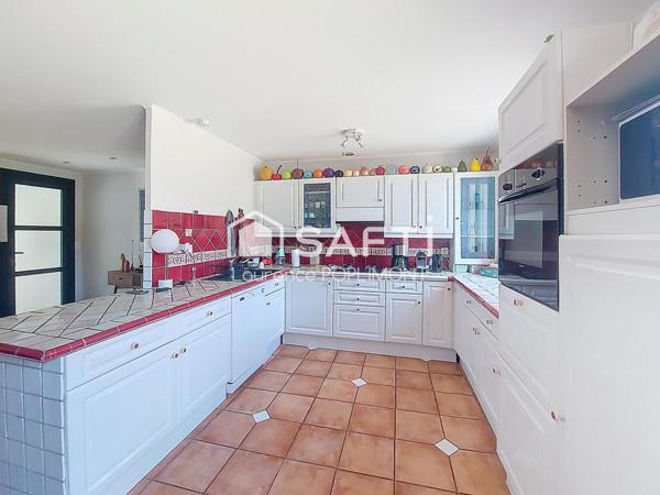 Maison traversante 4 pièces sur terrain clos de 1 370 m² avec piscine et grandes terrasses – Idéale en résidence principale ou secondaire, proche gare TGV