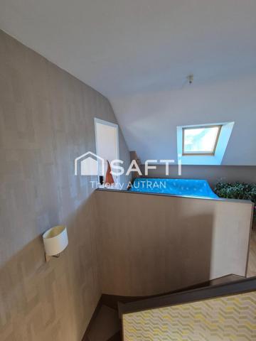 Maison avec jardin clôturé en plein centre bourg.