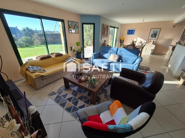 Maison avec jardin clôturé en plein centre bourg.