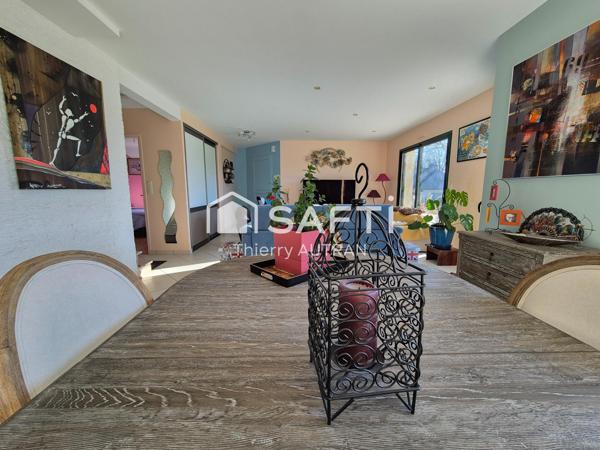 Maison avec jardin clôturé en plein centre bourg.