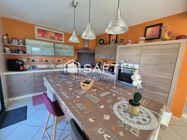 Maison avec jardin clôturé en plein centre bourg.