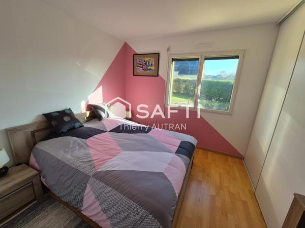 Maison avec jardin clôturé en plein centre bourg.