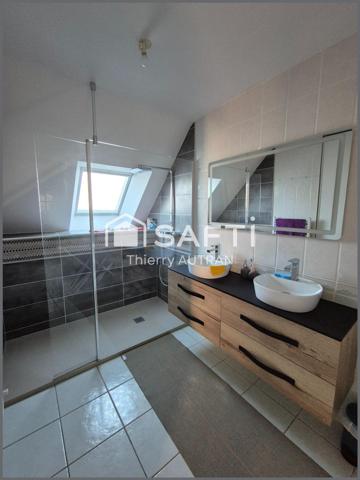 Maison avec jardin clôturé en plein centre bourg.