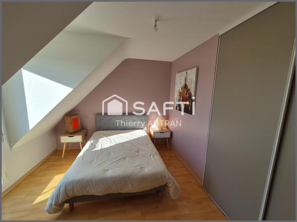 Maison avec jardin clôturé en plein centre bourg.