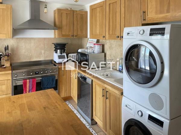 Maison mitoyenne , 4 chambres, 1 bureau, 1 piscine au sel, 1 garage, 1 place de parking