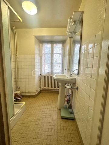 Vous cherchez un bien avec du potentiel, idéal pour un projet familial, locatif ou de rénovation ? Cet ensemble immobilier situé au cœur d’Aunac-sur-Charente vous offre de nombreuses possibilités !

✅ 1) Maison principale – environ 85 m² (à finir de rénover)

Maison de village composée de :

Au rez-de-chaussée :

Une pièce cuisine à aménager ouverte sur une belle pièce de vie salon/séjour de 36 m² avec cheminée insert

Un cellier

Un WC indépendant

À l’étage :

Un palier desservant 3 chambres d’environ 10 m², 14 m² et 15 m²

De beaux parquets dans les chambres

Une salle d’eau

➡️ Électricité et VMC OK

Assainissement non conforme

🏚️ 2) Dépendances : grange + ancienne maison

En face de la maison :

Une belle grange/garage d’environ 80 m², idéale stockage, atelier ou futur aménagement

À l’arrière de la grange :

Une ancienne maison d’habitation à rénover entièrement

Avec cour, appentis et cave

📍 Situation géographique idéale

Aunac-sur-Charente : commune dynamique avec toutes les commodités à proximité :
écoles, pharmacie, boulangerie, commerces, à seulement 3 minutes en voiture

Environ 10 minutes Ruffec 16700 : collèges, lycées, supermarchés, hôpital, etc.