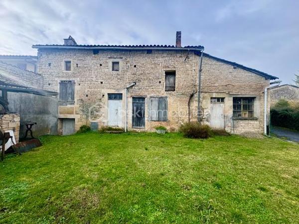 Vous cherchez un bien avec du potentiel, idéal pour un projet familial, locatif ou de rénovation ? Cet ensemble immobilier situé au cœur d’Aunac-sur-Charente vous offre de nombreuses possibilités !

✅ 1) Maison principale – environ 85 m² (à finir de rénover)

Maison de village composée de :

Au rez-de-chaussée :

Une pièce cuisine à aménager ouverte sur une belle pièce de vie salon/séjour de 36 m² avec cheminée insert

Un cellier

Un WC indépendant

À l’étage :

Un palier desservant 3 chambres d’environ 10 m², 14 m² et 15 m²

De beaux parquets dans les chambres

Une salle d’eau

➡️ Électricité et VMC OK

Assainissement non conforme

🏚️ 2) Dépendances : grange + ancienne maison

En face de la maison :

Une belle grange/garage d’environ 80 m², idéale stockage, atelier ou futur aménagement

À l’arrière de la grange :

Une ancienne maison d’habitation à rénover entièrement

Avec cour, appentis et cave

📍 Situation géographique idéale

Aunac-sur-Charente : commune dynamique avec toutes les commodités à proximité :
écoles, pharmacie, boulangerie, commerces, à seulement 3 minutes en voiture

Environ 10 minutes Ruffec 16700 : collèges, lycées, supermarchés, hôpital, etc.