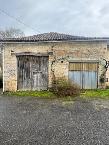 Vous cherchez un bien avec du potentiel, idéal pour un projet familial, locatif ou de rénovation ? Cet ensemble immobilier situé au cœur d’Aunac-sur-Charente vous offre de nombreuses possibilités !

✅ 1) Maison principale – environ 85 m² (à finir de rénover)

Maison de village composée de :

Au rez-de-chaussée :

Une pièce cuisine à aménager ouverte sur une belle pièce de vie salon/séjour de 36 m² avec cheminée insert

Un cellier

Un WC indépendant

À l’étage :

Un palier desservant 3 chambres d’environ 10 m², 14 m² et 15 m²

De beaux parquets dans les chambres

Une salle d’eau

➡️ Électricité et VMC OK

Assainissement non conforme

🏚️ 2) Dépendances : grange + ancienne maison

En face de la maison :

Une belle grange/garage d’environ 80 m², idéale stockage, atelier ou futur aménagement

À l’arrière de la grange :

Une ancienne maison d’habitation à rénover entièrement

Avec cour, appentis et cave

📍 Situation géographique idéale

Aunac-sur-Charente : commune dynamique avec toutes les commodités à proximité :
écoles, pharmacie, boulangerie, commerces, à seulement 3 minutes en voiture

Environ 10 minutes Ruffec 16700 : collèges, lycées, supermarchés, hôpital, etc.