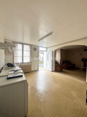 Vous cherchez un bien avec du potentiel, idéal pour un projet familial, locatif ou de rénovation ? Cet ensemble immobilier situé au cœur d’Aunac-sur-Charente vous offre de nombreuses possibilités !

✅ 1) Maison principale – environ 85 m² (à finir de rénover)

Maison de village composée de :

Au rez-de-chaussée :

Une pièce cuisine à aménager ouverte sur une belle pièce de vie salon/séjour de 36 m² avec cheminée insert

Un cellier

Un WC indépendant

À l’étage :

Un palier desservant 3 chambres d’environ 10 m², 14 m² et 15 m²

De beaux parquets dans les chambres

Une salle d’eau

➡️ Électricité et VMC OK

Assainissement non conforme

🏚️ 2) Dépendances : grange + ancienne maison

En face de la maison :

Une belle grange/garage d’environ 80 m², idéale stockage, atelier ou futur aménagement

À l’arrière de la grange :

Une ancienne maison d’habitation à rénover entièrement

Avec cour, appentis et cave

📍 Situation géographique idéale

Aunac-sur-Charente : commune dynamique avec toutes les commodités à proximité :
écoles, pharmacie, boulangerie, commerces, à seulement 3 minutes en voiture

Environ 10 minutes Ruffec 16700 : collèges, lycées, supermarchés, hôpital, etc.