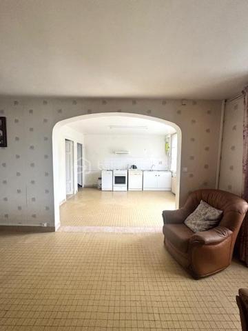 Vous cherchez un bien avec du potentiel, idéal pour un projet familial, locatif ou de rénovation ? Cet ensemble immobilier situé au cœur d’Aunac-sur-Charente vous offre de nombreuses possibilités !

✅ 1) Maison principale – environ 85 m² (à finir de rénover)

Maison de village composée de :

Au rez-de-chaussée :

Une pièce cuisine à aménager ouverte sur une belle pièce de vie salon/séjour de 36 m² avec cheminée insert

Un cellier

Un WC indépendant

À l’étage :

Un palier desservant 3 chambres d’environ 10 m², 14 m² et 15 m²

De beaux parquets dans les chambres

Une salle d’eau

➡️ Électricité et VMC OK

Assainissement non conforme

🏚️ 2) Dépendances : grange + ancienne maison

En face de la maison :

Une belle grange/garage d’environ 80 m², idéale stockage, atelier ou futur aménagement

À l’arrière de la grange :

Une ancienne maison d’habitation à rénover entièrement

Avec cour, appentis et cave

📍 Situation géographique idéale

Aunac-sur-Charente : commune dynamique avec toutes les commodités à proximité :
écoles, pharmacie, boulangerie, commerces, à seulement 3 minutes en voiture

Environ 10 minutes Ruffec 16700 : collèges, lycées, supermarchés, hôpital, etc.