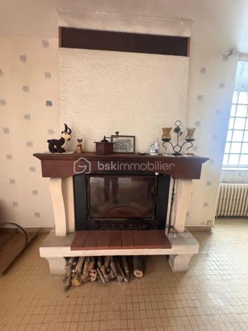 Vous cherchez un bien avec du potentiel, idéal pour un projet familial, locatif ou de rénovation ? Cet ensemble immobilier situé au cœur d’Aunac-sur-Charente vous offre de nombreuses possibilités !

✅ 1) Maison principale – environ 85 m² (à finir de rénover)

Maison de village composée de :

Au rez-de-chaussée :

Une pièce cuisine à aménager ouverte sur une belle pièce de vie salon/séjour de 36 m² avec cheminée insert

Un cellier

Un WC indépendant

À l’étage :

Un palier desservant 3 chambres d’environ 10 m², 14 m² et 15 m²

De beaux parquets dans les chambres

Une salle d’eau

➡️ Électricité et VMC OK

Assainissement non conforme

🏚️ 2) Dépendances : grange + ancienne maison

En face de la maison :

Une belle grange/garage d’environ 80 m², idéale stockage, atelier ou futur aménagement

À l’arrière de la grange :

Une ancienne maison d’habitation à rénover entièrement

Avec cour, appentis et cave

📍 Situation géographique idéale

Aunac-sur-Charente : commune dynamique avec toutes les commodités à proximité :
écoles, pharmacie, boulangerie, commerces, à seulement 3 minutes en voiture

Environ 10 minutes Ruffec 16700 : collèges, lycées, supermarchés, hôpital, etc.