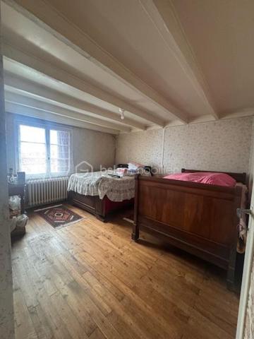 Vous cherchez un bien avec du potentiel, idéal pour un projet familial, locatif ou de rénovation ? Cet ensemble immobilier situé au cœur d’Aunac-sur-Charente vous offre de nombreuses possibilités !

✅ 1) Maison principale – environ 85 m² (à finir de rénover)

Maison de village composée de :

Au rez-de-chaussée :

Une pièce cuisine à aménager ouverte sur une belle pièce de vie salon/séjour de 36 m² avec cheminée insert

Un cellier

Un WC indépendant

À l’étage :

Un palier desservant 3 chambres d’environ 10 m², 14 m² et 15 m²

De beaux parquets dans les chambres

Une salle d’eau

➡️ Électricité et VMC OK

Assainissement non conforme

🏚️ 2) Dépendances : grange + ancienne maison

En face de la maison :

Une belle grange/garage d’environ 80 m², idéale stockage, atelier ou futur aménagement

À l’arrière de la grange :

Une ancienne maison d’habitation à rénover entièrement

Avec cour, appentis et cave

📍 Situation géographique idéale

Aunac-sur-Charente : commune dynamique avec toutes les commodités à proximité :
écoles, pharmacie, boulangerie, commerces, à seulement 3 minutes en voiture

Environ 10 minutes Ruffec 16700 : collèges, lycées, supermarchés, hôpital, etc.