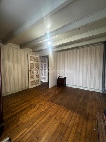 Vous cherchez un bien avec du potentiel, idéal pour un projet familial, locatif ou de rénovation ? Cet ensemble immobilier situé au cœur d’Aunac-sur-Charente vous offre de nombreuses possibilités !

✅ 1) Maison principale – environ 85 m² (à finir de rénover)

Maison de village composée de :

Au rez-de-chaussée :

Une pièce cuisine à aménager ouverte sur une belle pièce de vie salon/séjour de 36 m² avec cheminée insert

Un cellier

Un WC indépendant

À l’étage :

Un palier desservant 3 chambres d’environ 10 m², 14 m² et 15 m²

De beaux parquets dans les chambres

Une salle d’eau

➡️ Électricité et VMC OK

Assainissement non conforme

🏚️ 2) Dépendances : grange + ancienne maison

En face de la maison :

Une belle grange/garage d’environ 80 m², idéale stockage, atelier ou futur aménagement

À l’arrière de la grange :

Une ancienne maison d’habitation à rénover entièrement

Avec cour, appentis et cave

📍 Situation géographique idéale

Aunac-sur-Charente : commune dynamique avec toutes les commodités à proximité :
écoles, pharmacie, boulangerie, commerces, à seulement 3 minutes en voiture

Environ 10 minutes Ruffec 16700 : collèges, lycées, supermarchés, hôpital, etc.