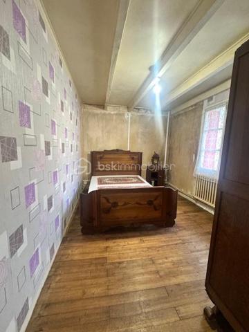 Vous cherchez un bien avec du potentiel, idéal pour un projet familial, locatif ou de rénovation ? Cet ensemble immobilier situé au cœur d’Aunac-sur-Charente vous offre de nombreuses possibilités !

✅ 1) Maison principale – environ 85 m² (à finir de rénover)

Maison de village composée de :

Au rez-de-chaussée :

Une pièce cuisine à aménager ouverte sur une belle pièce de vie salon/séjour de 36 m² avec cheminée insert

Un cellier

Un WC indépendant

À l’étage :

Un palier desservant 3 chambres d’environ 10 m², 14 m² et 15 m²

De beaux parquets dans les chambres

Une salle d’eau

➡️ Électricité et VMC OK

Assainissement non conforme

🏚️ 2) Dépendances : grange + ancienne maison

En face de la maison :

Une belle grange/garage d’environ 80 m², idéale stockage, atelier ou futur aménagement

À l’arrière de la grange :

Une ancienne maison d’habitation à rénover entièrement

Avec cour, appentis et cave

📍 Situation géographique idéale

Aunac-sur-Charente : commune dynamique avec toutes les commodités à proximité :
écoles, pharmacie, boulangerie, commerces, à seulement 3 minutes en voiture

Environ 10 minutes Ruffec 16700 : collèges, lycées, supermarchés, hôpital, etc.