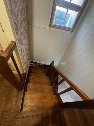 Vous cherchez un bien avec du potentiel, idéal pour un projet familial, locatif ou de rénovation ? Cet ensemble immobilier situé au cœur d’Aunac-sur-Charente vous offre de nombreuses possibilités !

✅ 1) Maison principale – environ 85 m² (à finir de rénover)

Maison de village composée de :

Au rez-de-chaussée :

Une pièce cuisine à aménager ouverte sur une belle pièce de vie salon/séjour de 36 m² avec cheminée insert

Un cellier

Un WC indépendant

À l’étage :

Un palier desservant 3 chambres d’environ 10 m², 14 m² et 15 m²

De beaux parquets dans les chambres

Une salle d’eau

➡️ Électricité et VMC OK

Assainissement non conforme

🏚️ 2) Dépendances : grange + ancienne maison

En face de la maison :

Une belle grange/garage d’environ 80 m², idéale stockage, atelier ou futur aménagement

À l’arrière de la grange :

Une ancienne maison d’habitation à rénover entièrement

Avec cour, appentis et cave

📍 Situation géographique idéale

Aunac-sur-Charente : commune dynamique avec toutes les commodités à proximité :
écoles, pharmacie, boulangerie, commerces, à seulement 3 minutes en voiture

Environ 10 minutes Ruffec 16700 : collèges, lycées, supermarchés, hôpital, etc.