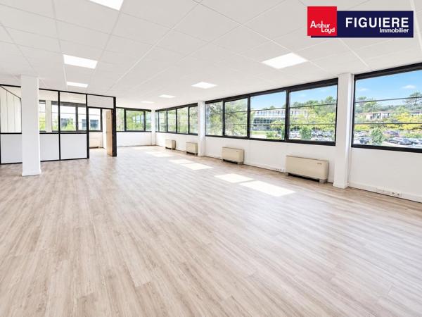 BUREAUX EN ETAGE À LOUER AU SEIN D'UN ENVIRONNEMENT AGRÉABLE