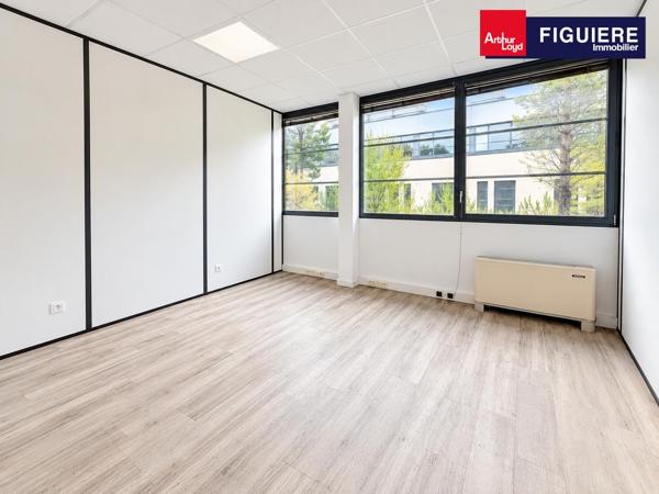 BUREAUX EN ETAGE À LOUER AU SEIN D'UN ENVIRONNEMENT AGRÉABLE