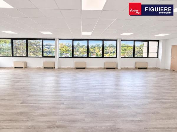 BUREAUX EN ETAGE À LOUER AU SEIN D'UN ENVIRONNEMENT AGRÉABLE