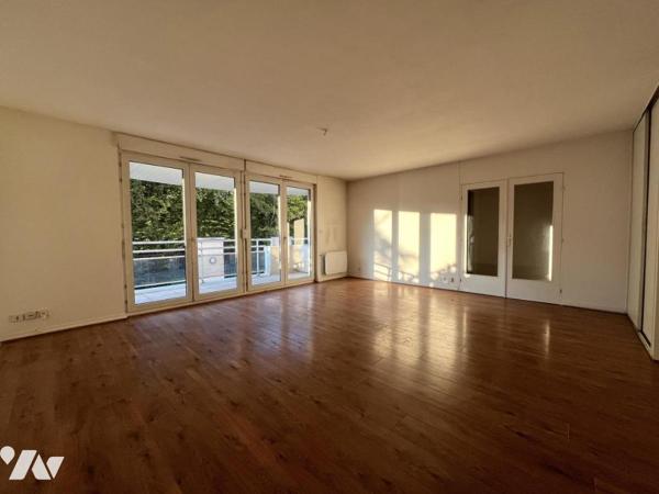 EXCLUSIVITE - REIMS rue de Courlancy - Appartement de Type 4 avec garage et balcon. 