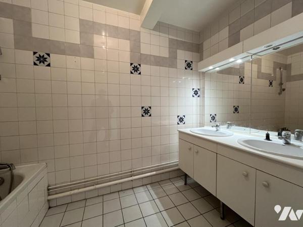 EXCLUSIVITE - REIMS rue de Courlancy - Appartement de Type 4 avec garage et balcon. 