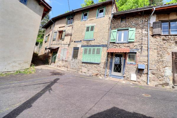 Maison de village avec dépendances, terrains et bois – Secteur Thiers à 5 minutes du péage A89 Ouest.
Située dans un petit village de la commune de Thiers 63300, cette maison de village mitoyenne sur 2 cotés et d’environ 113 m² offre un beau potentiel d’aménagement dans un environnement calme.
La maison se compose :

Au rez-de-chaussée : d’un couloir desservant une cuisine, un séjour, une buanderie et un WC.
Au 1er étage : Un palier, deux chambres, une salle d’eau et un WC.
Au 2ème étage : un palier avec placard coulissant et une chambre supplémentaire. WC séparé.
Grenier .

Le bien dispose également :
d’un terrain non attenant avec cabanon en bois d’environ 250m².
d’un second terrain non attenant comprenant une dépendance 15m².
ainsi que d’un bois d’environ 5 460 m².

Chauffage au gaz de ville, cheminée avec insert fermé et raccordement au tout-à-l’égout.
Des travaux de rafraîchissement sont à prévoir, ainsi que le remplacement d’une cabine de douche, permettant de personnaliser le bien selon vos envies. prévoir réparation d'une fuite d'eau survenue au niveau de la cuisine ( sous évier)
Idéal pour résidence principale, maison de campagne ou projet locatif.
DPE en cours.
A  voir rapidement….
