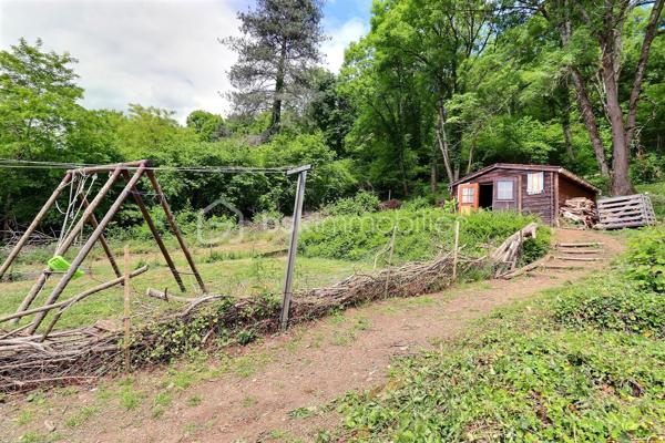 Maison de village avec dépendances, terrains et bois – Secteur Thiers à 5 minutes du péage A89 Ouest.
Située dans un petit village de la commune de Thiers 63300, cette maison de village mitoyenne sur 2 cotés et d’environ 113 m² offre un beau potentiel d’aménagement dans un environnement calme.
La maison se compose :

Au rez-de-chaussée : d’un couloir desservant une cuisine, un séjour, une buanderie et un WC.
Au 1er étage : Un palier, deux chambres, une salle d’eau et un WC.
Au 2ème étage : un palier avec placard coulissant et une chambre supplémentaire. WC séparé.
Grenier .

Le bien dispose également :
d’un terrain non attenant avec cabanon en bois d’environ 250m².
d’un second terrain non attenant comprenant une dépendance 15m².
ainsi que d’un bois d’environ 5 460 m².

Chauffage au gaz de ville, cheminée avec insert fermé et raccordement au tout-à-l’égout.
Des travaux de rafraîchissement sont à prévoir, ainsi que le remplacement d’une cabine de douche, permettant de personnaliser le bien selon vos envies. prévoir réparation d'une fuite d'eau survenue au niveau de la cuisine ( sous évier)
Idéal pour résidence principale, maison de campagne ou projet locatif.
DPE en cours.
A  voir rapidement….