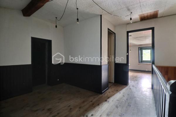 Maison de village avec dépendances, terrains et bois – Secteur Thiers à 5 minutes du péage A89 Ouest.
Située dans un petit village de la commune de Thiers 63300, cette maison de village mitoyenne sur 2 cotés et d’environ 113 m² offre un beau potentiel d’aménagement dans un environnement calme.
La maison se compose :

Au rez-de-chaussée : d’un couloir desservant une cuisine, un séjour, une buanderie et un WC.
Au 1er étage : Un palier, deux chambres, une salle d’eau et un WC.
Au 2ème étage : un palier avec placard coulissant et une chambre supplémentaire. WC séparé.
Grenier .

Le bien dispose également :
d’un terrain non attenant avec cabanon en bois d’environ 250m².
d’un second terrain non attenant comprenant une dépendance 15m².
ainsi que d’un bois d’environ 5 460 m².

Chauffage au gaz de ville, cheminée avec insert fermé et raccordement au tout-à-l’égout.
Des travaux de rafraîchissement sont à prévoir, ainsi que le remplacement d’une cabine de douche, permettant de personnaliser le bien selon vos envies. prévoir réparation d'une fuite d'eau survenue au niveau de la cuisine ( sous évier)
Idéal pour résidence principale, maison de campagne ou projet locatif.
DPE en cours.
A  voir rapidement….