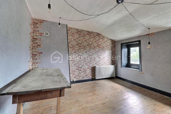 Maison de village avec dépendances, terrains et bois – Secteur Thiers à 5 minutes du péage A89 Ouest.
Située dans un petit village de la commune de Thiers 63300, cette maison de village mitoyenne sur 2 cotés et d’environ 113 m² offre un beau potentiel d’aménagement dans un environnement calme.
La maison se compose :

Au rez-de-chaussée : d’un couloir desservant une cuisine, un séjour, une buanderie et un WC.
Au 1er étage : Un palier, deux chambres, une salle d’eau et un WC.
Au 2ème étage : un palier avec placard coulissant et une chambre supplémentaire. WC séparé.
Grenier .

Le bien dispose également :
d’un terrain non attenant avec cabanon en bois d’environ 250m².
d’un second terrain non attenant comprenant une dépendance 15m².
ainsi que d’un bois d’environ 5 460 m².

Chauffage au gaz de ville, cheminée avec insert fermé et raccordement au tout-à-l’égout.
Des travaux de rafraîchissement sont à prévoir, ainsi que le remplacement d’une cabine de douche, permettant de personnaliser le bien selon vos envies. prévoir réparation d'une fuite d'eau survenue au niveau de la cuisine ( sous évier)
Idéal pour résidence principale, maison de campagne ou projet locatif.
DPE en cours.
A  voir rapidement….