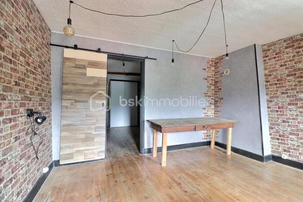 Maison de village avec dépendances, terrains et bois – Secteur Thiers à 5 minutes du péage A89 Ouest.
Située dans un petit village de la commune de Thiers 63300, cette maison de village mitoyenne sur 2 cotés et d’environ 113 m² offre un beau potentiel d’aménagement dans un environnement calme.
La maison se compose :

Au rez-de-chaussée : d’un couloir desservant une cuisine, un séjour, une buanderie et un WC.
Au 1er étage : Un palier, deux chambres, une salle d’eau et un WC.
Au 2ème étage : un palier avec placard coulissant et une chambre supplémentaire. WC séparé.
Grenier .

Le bien dispose également :
d’un terrain non attenant avec cabanon en bois d’environ 250m².
d’un second terrain non attenant comprenant une dépendance 15m².
ainsi que d’un bois d’environ 5 460 m².

Chauffage au gaz de ville, cheminée avec insert fermé et raccordement au tout-à-l’égout.
Des travaux de rafraîchissement sont à prévoir, ainsi que le remplacement d’une cabine de douche, permettant de personnaliser le bien selon vos envies. prévoir réparation d'une fuite d'eau survenue au niveau de la cuisine ( sous évier)
Idéal pour résidence principale, maison de campagne ou projet locatif.
DPE en cours.
A  voir rapidement….