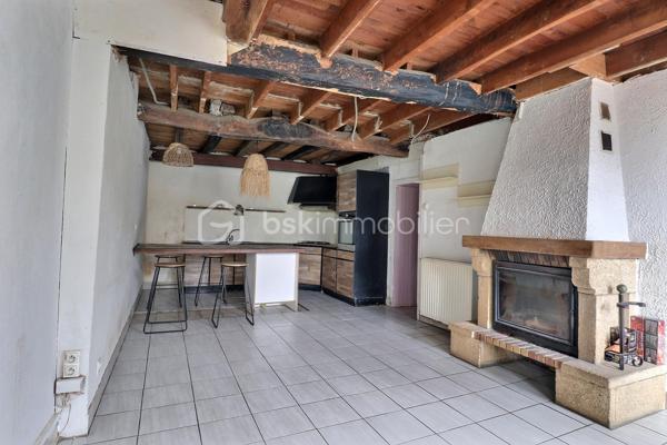 Maison de village avec dépendances, terrains et bois – Secteur Thiers à 5 minutes du péage A89 Ouest.
Située dans un petit village de la commune de Thiers 63300, cette maison de village mitoyenne sur 2 cotés et d’environ 113 m² offre un beau potentiel d’aménagement dans un environnement calme.
La maison se compose :

Au rez-de-chaussée : d’un couloir desservant une cuisine, un séjour, une buanderie et un WC.
Au 1er étage : Un palier, deux chambres, une salle d’eau et un WC.
Au 2ème étage : un palier avec placard coulissant et une chambre supplémentaire. WC séparé.
Grenier .

Le bien dispose également :
d’un terrain non attenant avec cabanon en bois d’environ 250m².
d’un second terrain non attenant comprenant une dépendance 15m².
ainsi que d’un bois d’environ 5 460 m².

Chauffage au gaz de ville, cheminée avec insert fermé et raccordement au tout-à-l’égout.
Des travaux de rafraîchissement sont à prévoir, ainsi que le remplacement d’une cabine de douche, permettant de personnaliser le bien selon vos envies. prévoir réparation d'une fuite d'eau survenue au niveau de la cuisine ( sous évier)
Idéal pour résidence principale, maison de campagne ou projet locatif.
DPE en cours.
A  voir rapidement….
