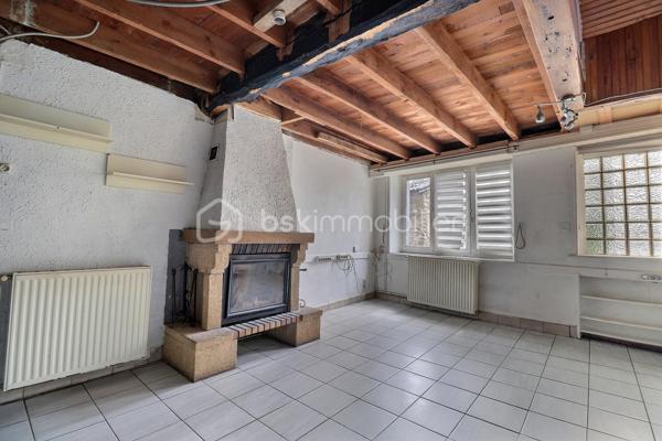 Maison de village avec dépendances, terrains et bois – Secteur Thiers à 5 minutes du péage A89 Ouest.
Située dans un petit village de la commune de Thiers 63300, cette maison de village mitoyenne sur 2 cotés et d’environ 113 m² offre un beau potentiel d’aménagement dans un environnement calme.
La maison se compose :

Au rez-de-chaussée : d’un couloir desservant une cuisine, un séjour, une buanderie et un WC.
Au 1er étage : Un palier, deux chambres, une salle d’eau et un WC.
Au 2ème étage : un palier avec placard coulissant et une chambre supplémentaire. WC séparé.
Grenier .

Le bien dispose également :
d’un terrain non attenant avec cabanon en bois d’environ 250m².
d’un second terrain non attenant comprenant une dépendance 15m².
ainsi que d’un bois d’environ 5 460 m².

Chauffage au gaz de ville, cheminée avec insert fermé et raccordement au tout-à-l’égout.
Des travaux de rafraîchissement sont à prévoir, ainsi que le remplacement d’une cabine de douche, permettant de personnaliser le bien selon vos envies. prévoir réparation d'une fuite d'eau survenue au niveau de la cuisine ( sous évier)
Idéal pour résidence principale, maison de campagne ou projet locatif.
DPE en cours.
A  voir rapidement….