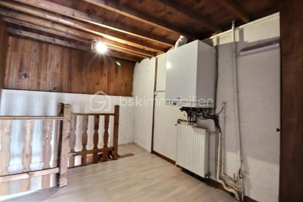 Maison de village avec dépendances, terrains et bois – Secteur Thiers à 5 minutes du péage A89 Ouest.
Située dans un petit village de la commune de Thiers 63300, cette maison de village mitoyenne sur 2 cotés et d’environ 113 m² offre un beau potentiel d’aménagement dans un environnement calme.
La maison se compose :

Au rez-de-chaussée : d’un couloir desservant une cuisine, un séjour, une buanderie et un WC.
Au 1er étage : Un palier, deux chambres, une salle d’eau et un WC.
Au 2ème étage : un palier avec placard coulissant et une chambre supplémentaire. WC séparé.
Grenier .

Le bien dispose également :
d’un terrain non attenant avec cabanon en bois d’environ 250m².
d’un second terrain non attenant comprenant une dépendance 15m².
ainsi que d’un bois d’environ 5 460 m².

Chauffage au gaz de ville, cheminée avec insert fermé et raccordement au tout-à-l’égout.
Des travaux de rafraîchissement sont à prévoir, ainsi que le remplacement d’une cabine de douche, permettant de personnaliser le bien selon vos envies. prévoir réparation d'une fuite d'eau survenue au niveau de la cuisine ( sous évier)
Idéal pour résidence principale, maison de campagne ou projet locatif.
DPE en cours.
A  voir rapidement….