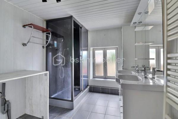 Maison de village avec dépendances, terrains et bois – Secteur Thiers à 5 minutes du péage A89 Ouest.
Située dans un petit village de la commune de Thiers 63300, cette maison de village mitoyenne sur 2 cotés et d’environ 113 m² offre un beau potentiel d’aménagement dans un environnement calme.
La maison se compose :

Au rez-de-chaussée : d’un couloir desservant une cuisine, un séjour, une buanderie et un WC.
Au 1er étage : Un palier, deux chambres, une salle d’eau et un WC.
Au 2ème étage : un palier avec placard coulissant et une chambre supplémentaire. WC séparé.
Grenier .

Le bien dispose également :
d’un terrain non attenant avec cabanon en bois d’environ 250m².
d’un second terrain non attenant comprenant une dépendance 15m².
ainsi que d’un bois d’environ 5 460 m².

Chauffage au gaz de ville, cheminée avec insert fermé et raccordement au tout-à-l’égout.
Des travaux de rafraîchissement sont à prévoir, ainsi que le remplacement d’une cabine de douche, permettant de personnaliser le bien selon vos envies. prévoir réparation d'une fuite d'eau survenue au niveau de la cuisine ( sous évier)
Idéal pour résidence principale, maison de campagne ou projet locatif.
DPE en cours.
A  voir rapidement….