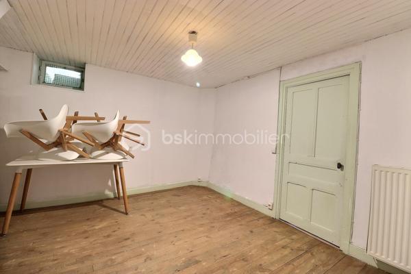 Maison de village avec dépendances, terrains et bois – Secteur Thiers à 5 minutes du péage A89 Ouest.
Située dans un petit village de la commune de Thiers 63300, cette maison de village mitoyenne sur 2 cotés et d’environ 113 m² offre un beau potentiel d’aménagement dans un environnement calme.
La maison se compose :

Au rez-de-chaussée : d’un couloir desservant une cuisine, un séjour, une buanderie et un WC.
Au 1er étage : Un palier, deux chambres, une salle d’eau et un WC.
Au 2ème étage : un palier avec placard coulissant et une chambre supplémentaire. WC séparé.
Grenier .

Le bien dispose également :
d’un terrain non attenant avec cabanon en bois d’environ 250m².
d’un second terrain non attenant comprenant une dépendance 15m².
ainsi que d’un bois d’environ 5 460 m².

Chauffage au gaz de ville, cheminée avec insert fermé et raccordement au tout-à-l’égout.
Des travaux de rafraîchissement sont à prévoir, ainsi que le remplacement d’une cabine de douche, permettant de personnaliser le bien selon vos envies. prévoir réparation d'une fuite d'eau survenue au niveau de la cuisine ( sous évier)
Idéal pour résidence principale, maison de campagne ou projet locatif.
DPE en cours.
A  voir rapidement….