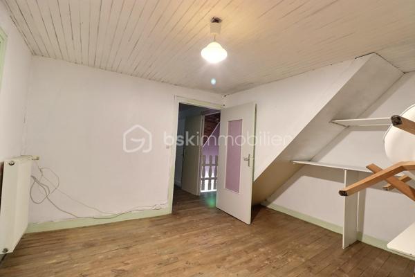 Maison de village avec dépendances, terrains et bois – Secteur Thiers à 5 minutes du péage A89 Ouest.
Située dans un petit village de la commune de Thiers 63300, cette maison de village mitoyenne sur 2 cotés et d’environ 113 m² offre un beau potentiel d’aménagement dans un environnement calme.
La maison se compose :

Au rez-de-chaussée : d’un couloir desservant une cuisine, un séjour, une buanderie et un WC.
Au 1er étage : Un palier, deux chambres, une salle d’eau et un WC.
Au 2ème étage : un palier avec placard coulissant et une chambre supplémentaire. WC séparé.
Grenier .

Le bien dispose également :
d’un terrain non attenant avec cabanon en bois d’environ 250m².
d’un second terrain non attenant comprenant une dépendance 15m².
ainsi que d’un bois d’environ 5 460 m².

Chauffage au gaz de ville, cheminée avec insert fermé et raccordement au tout-à-l’égout.
Des travaux de rafraîchissement sont à prévoir, ainsi que le remplacement d’une cabine de douche, permettant de personnaliser le bien selon vos envies. prévoir réparation d'une fuite d'eau survenue au niveau de la cuisine ( sous évier)
Idéal pour résidence principale, maison de campagne ou projet locatif.
DPE en cours.
A  voir rapidement….