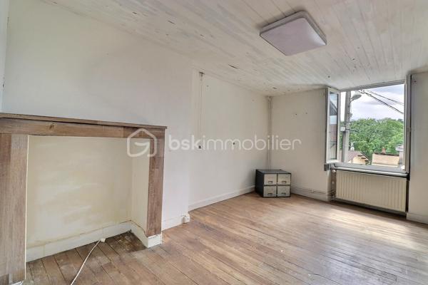 Maison de village avec dépendances, terrains et bois – Secteur Thiers à 5 minutes du péage A89 Ouest.
Située dans un petit village de la commune de Thiers 63300, cette maison de village mitoyenne sur 2 cotés et d’environ 113 m² offre un beau potentiel d’aménagement dans un environnement calme.
La maison se compose :

Au rez-de-chaussée : d’un couloir desservant une cuisine, un séjour, une buanderie et un WC.
Au 1er étage : Un palier, deux chambres, une salle d’eau et un WC.
Au 2ème étage : un palier avec placard coulissant et une chambre supplémentaire. WC séparé.
Grenier .

Le bien dispose également :
d’un terrain non attenant avec cabanon en bois d’environ 250m².
d’un second terrain non attenant comprenant une dépendance 15m².
ainsi que d’un bois d’environ 5 460 m².

Chauffage au gaz de ville, cheminée avec insert fermé et raccordement au tout-à-l’égout.
Des travaux de rafraîchissement sont à prévoir, ainsi que le remplacement d’une cabine de douche, permettant de personnaliser le bien selon vos envies. prévoir réparation d'une fuite d'eau survenue au niveau de la cuisine ( sous évier)
Idéal pour résidence principale, maison de campagne ou projet locatif.
DPE en cours.
A  voir rapidement….