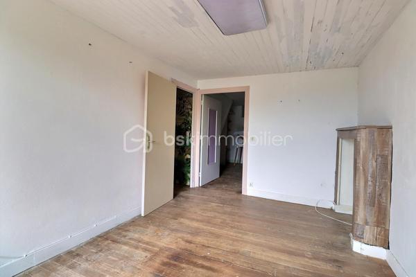 Maison de village avec dépendances, terrains et bois – Secteur Thiers à 5 minutes du péage A89 Ouest.
Située dans un petit village de la commune de Thiers 63300, cette maison de village mitoyenne sur 2 cotés et d’environ 113 m² offre un beau potentiel d’aménagement dans un environnement calme.
La maison se compose :

Au rez-de-chaussée : d’un couloir desservant une cuisine, un séjour, une buanderie et un WC.
Au 1er étage : Un palier, deux chambres, une salle d’eau et un WC.
Au 2ème étage : un palier avec placard coulissant et une chambre supplémentaire. WC séparé.
Grenier .

Le bien dispose également :
d’un terrain non attenant avec cabanon en bois d’environ 250m².
d’un second terrain non attenant comprenant une dépendance 15m².
ainsi que d’un bois d’environ 5 460 m².

Chauffage au gaz de ville, cheminée avec insert fermé et raccordement au tout-à-l’égout.
Des travaux de rafraîchissement sont à prévoir, ainsi que le remplacement d’une cabine de douche, permettant de personnaliser le bien selon vos envies. prévoir réparation d'une fuite d'eau survenue au niveau de la cuisine ( sous évier)
Idéal pour résidence principale, maison de campagne ou projet locatif.
DPE en cours.
A  voir rapidement….