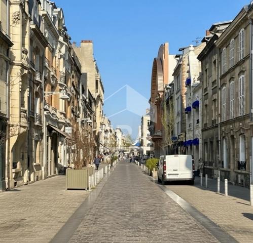APPARTEMENT T2 AVEC TERRASSE EN HYPER-CENTRE, RUE DE THILLOIS