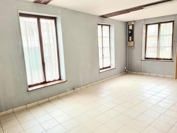 Exclusivité - Les Andelys centre - Maison en pierre  d'environ 140 m2 à rénover  sur 620m2 de terrain plat  - Prix : 99.990