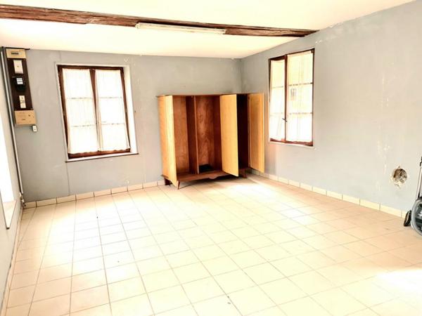 Exclusivité - Les Andelys centre - Maison en pierre  d'environ 140 m2 à rénover  sur 620m2 de terrain plat  - Prix : 99.990