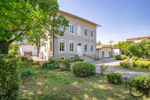 Ensemble immobilier composé de 4 bâtiments à vendre à Villeneuve sur lot